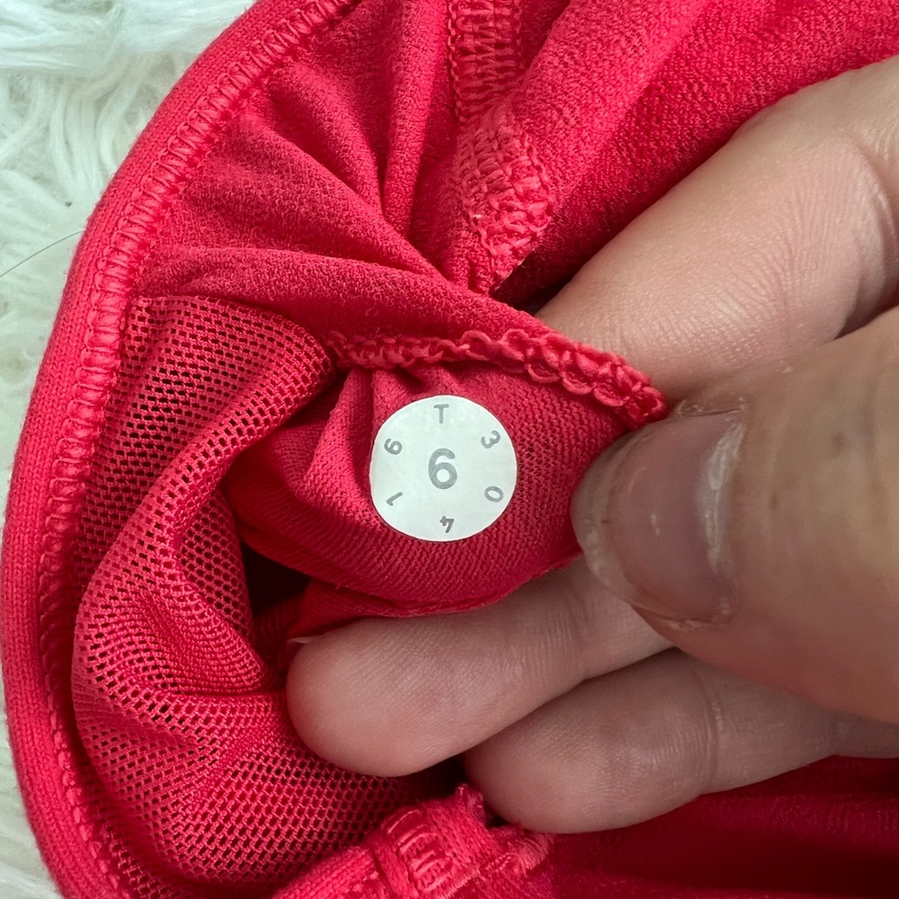 Lululemon Deep Breath Tank in Lush Coral Scalloped Trim - Size 6 - Picture 9 of 9